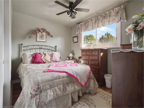 7076 Jill Drive, Niagara Falls, ON - Indoor Photo Showing Bedroom