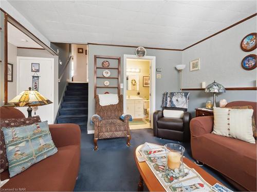 7076 Jill Drive, Niagara Falls, ON - Indoor Photo Showing Living Room