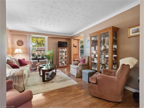 7076 Jill Drive, Niagara Falls, ON - Indoor Photo Showing Living Room