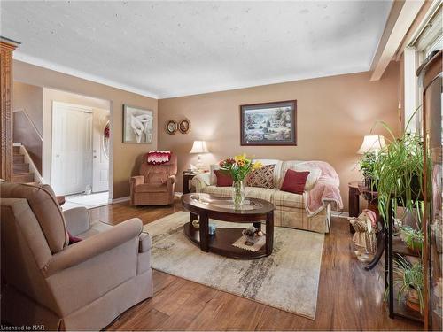 7076 Jill Drive, Niagara Falls, ON - Indoor Photo Showing Living Room