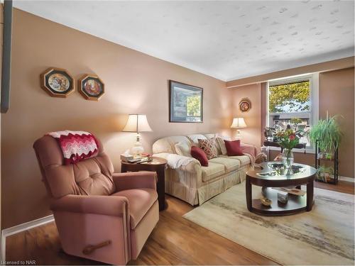 7076 Jill Drive, Niagara Falls, ON - Indoor Photo Showing Living Room