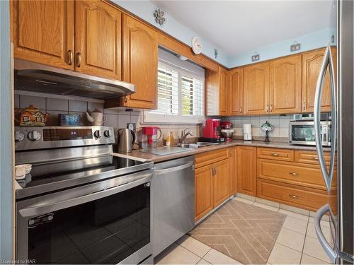 7076 Jill Drive, Niagara Falls, ON - Indoor Photo Showing Kitchen With Double Sink