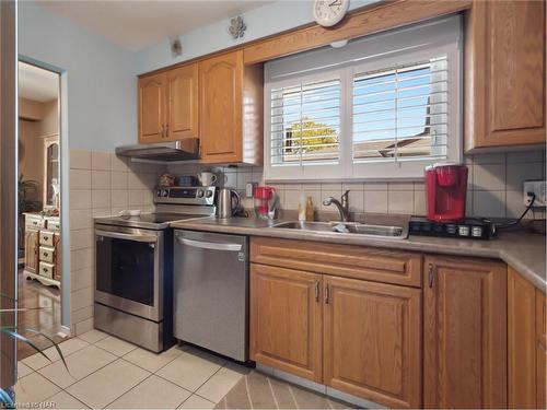 7076 Jill Drive, Niagara Falls, ON - Indoor Photo Showing Kitchen With Double Sink