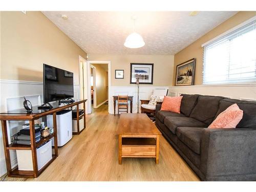 199 Lakewood Avenue, Crystal Beach, ON - Indoor Photo Showing Living Room