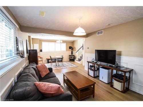 199 Lakewood Avenue, Crystal Beach, ON - Indoor Photo Showing Living Room