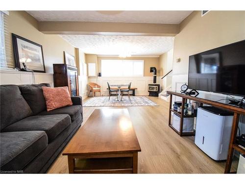 199 Lakewood Avenue, Crystal Beach, ON - Indoor Photo Showing Living Room