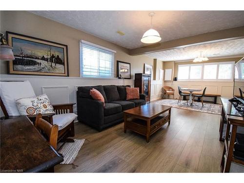 199 Lakewood Avenue, Crystal Beach, ON - Indoor Photo Showing Living Room