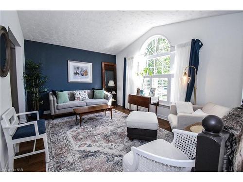 199 Lakewood Avenue, Crystal Beach, ON - Indoor Photo Showing Living Room