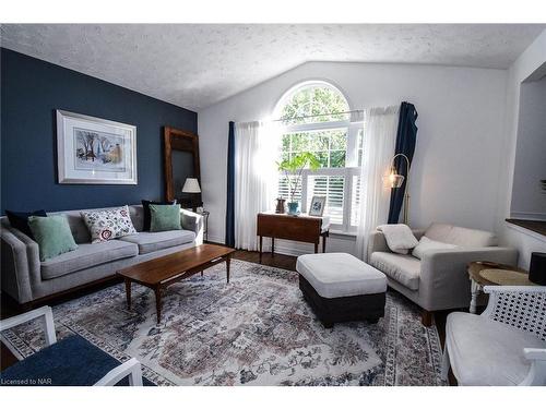 199 Lakewood Avenue, Crystal Beach, ON - Indoor Photo Showing Living Room