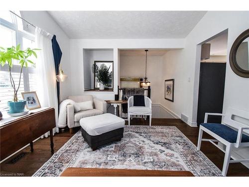 199 Lakewood Avenue, Crystal Beach, ON - Indoor Photo Showing Living Room