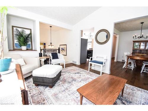 199 Lakewood Avenue, Crystal Beach, ON - Indoor Photo Showing Living Room