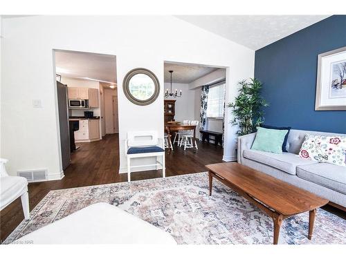 199 Lakewood Avenue, Crystal Beach, ON - Indoor Photo Showing Living Room