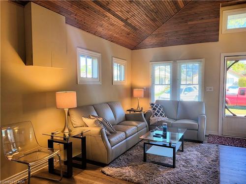 3829 Brunswick Avenue, Crystal Beach, ON - Indoor Photo Showing Living Room