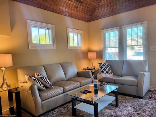 3829 Brunswick Avenue, Crystal Beach, ON - Indoor Photo Showing Living Room