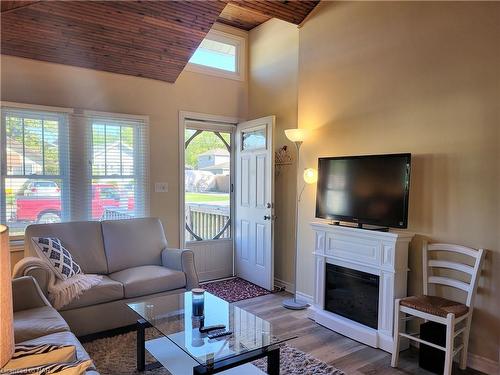 3829 Brunswick Avenue, Crystal Beach, ON - Indoor Photo Showing Living Room With Fireplace