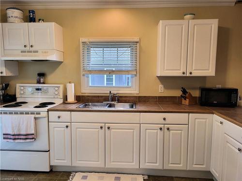 3829 Brunswick Avenue, Crystal Beach, ON - Indoor Photo Showing Kitchen With Double Sink