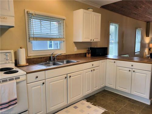 3829 Brunswick Avenue, Crystal Beach, ON - Indoor Photo Showing Kitchen With Double Sink