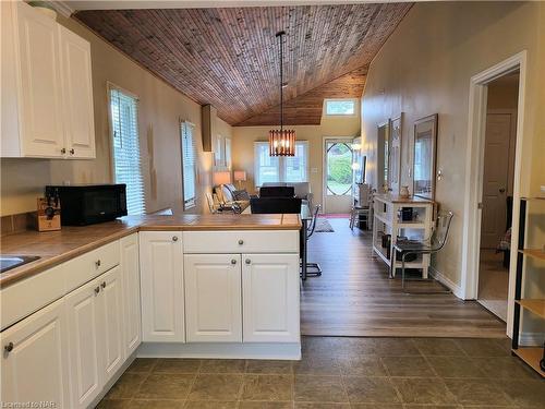 3829 Brunswick Avenue, Crystal Beach, ON - Indoor Photo Showing Kitchen