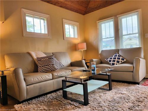 3829 Brunswick Avenue, Crystal Beach, ON - Indoor Photo Showing Living Room