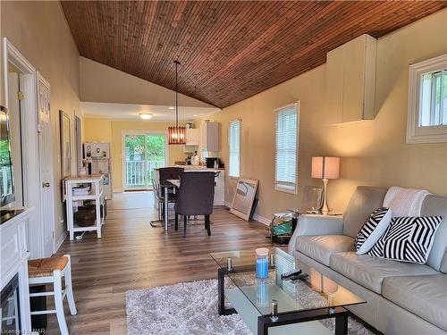 3829 Brunswick Avenue, Crystal Beach, ON - Indoor Photo Showing Living Room