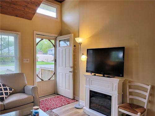 3829 Brunswick Avenue, Crystal Beach, ON - Indoor Photo Showing Living Room With Fireplace