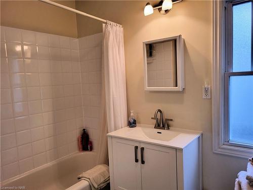 3829 Brunswick Avenue, Crystal Beach, ON - Indoor Photo Showing Bathroom