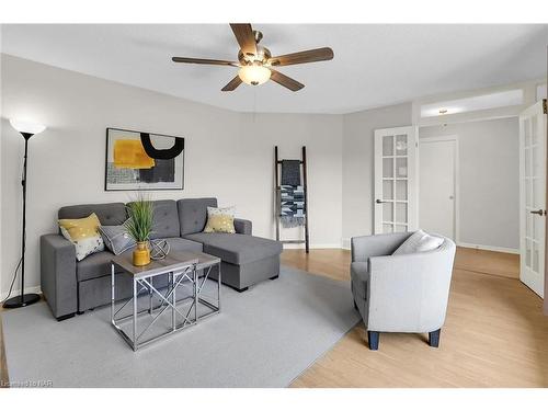 20 Manley Crescent, Thorold, ON - Indoor Photo Showing Living Room