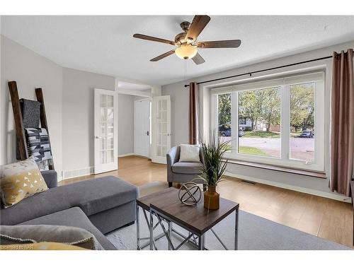 20 Manley Crescent, Thorold, ON - Indoor Photo Showing Living Room