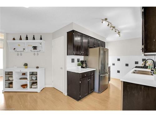 20 Manley Crescent, Thorold, ON - Indoor Photo Showing Kitchen With Double Sink