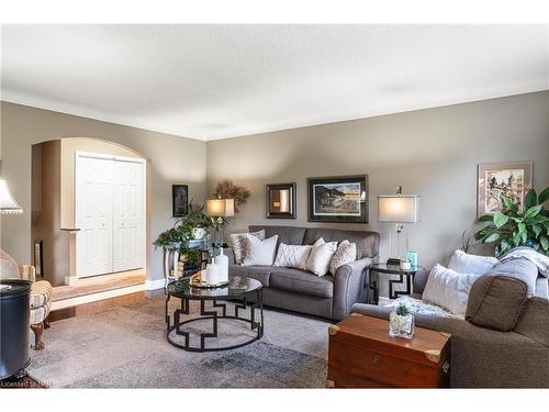 14 Cascade Court, St. Catharines, ON - Indoor Photo Showing Living Room