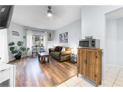 103-5753 Morrison Street, Niagara Falls, ON - Indoor Photo Showing Living Room