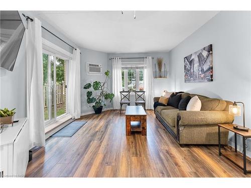 103-5753 Morrison Street, Niagara Falls, ON - Indoor Photo Showing Living Room