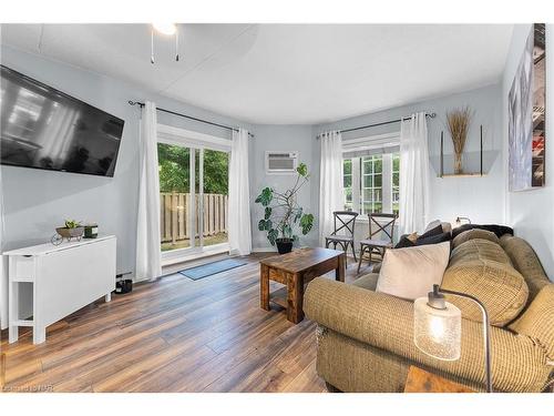 103-5753 Morrison Street, Niagara Falls, ON - Indoor Photo Showing Living Room