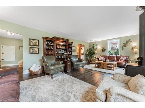 1562 Ridge Rd, Ridgeway, ON - Indoor Photo Showing Living Room