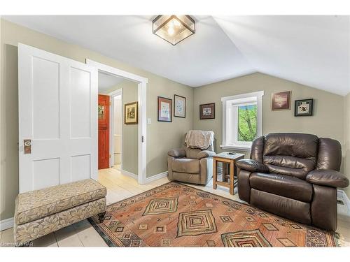 1562 Ridge Rd, Ridgeway, ON - Indoor Photo Showing Living Room