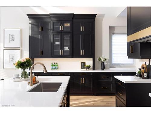 27 Arbourvale Common, St. Catharines, ON - Indoor Photo Showing Kitchen With Double Sink With Upgraded Kitchen