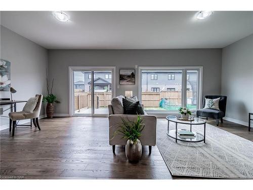 7209 Parsa Street, Niagara Falls, ON - Indoor Photo Showing Living Room