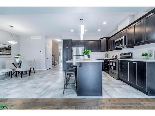 7209 Parsa Street, Niagara Falls, ON - Indoor Photo Showing Kitchen With Upgraded Kitchen