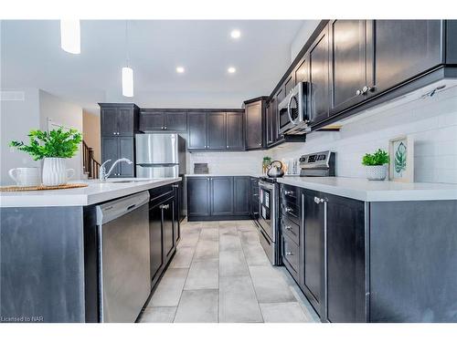 7209 Parsa Street, Niagara Falls, ON - Indoor Photo Showing Kitchen With Upgraded Kitchen