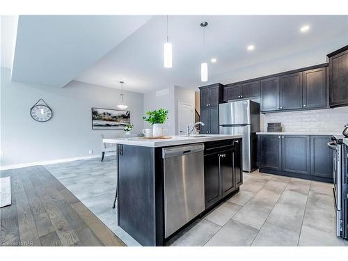 7209 Parsa Street, Niagara Falls, ON - Indoor Photo Showing Kitchen With Upgraded Kitchen