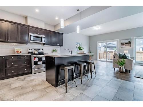 7209 Parsa Street, Niagara Falls, ON - Indoor Photo Showing Kitchen With Upgraded Kitchen