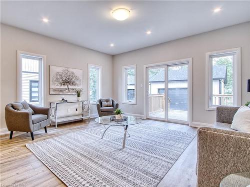 3-13 Valley Road, St. Catharines, ON - Indoor Photo Showing Living Room