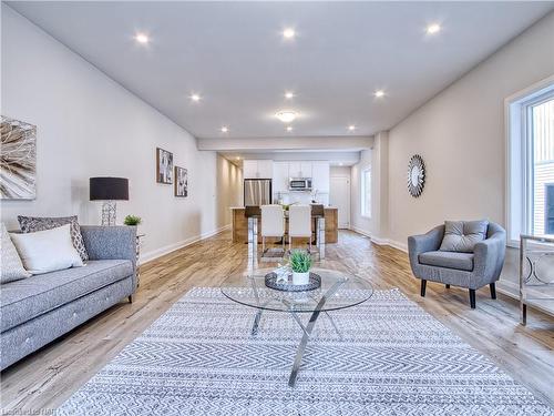 3-13 Valley Road, St. Catharines, ON - Indoor Photo Showing Living Room