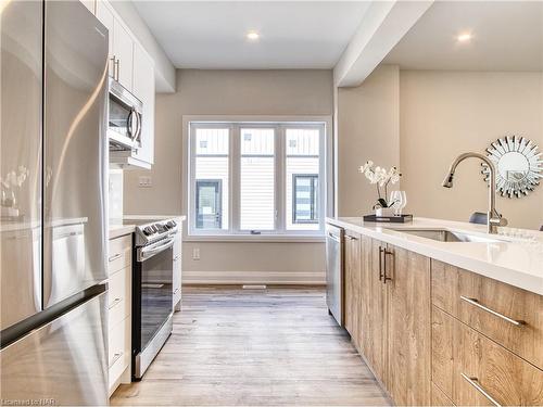 3-13 Valley Road, St. Catharines, ON - Indoor Photo Showing Kitchen With Upgraded Kitchen