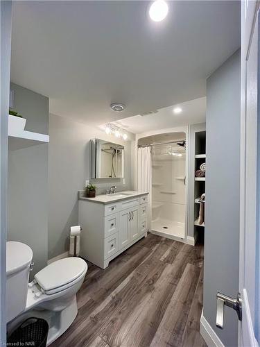 462 Grantham Avenue, St. Catharines, ON - Indoor Photo Showing Bathroom