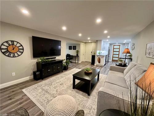 462 Grantham Avenue, St. Catharines, ON - Indoor Photo Showing Living Room