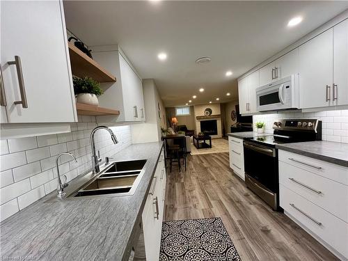 462 Grantham Avenue, St. Catharines, ON - Indoor Photo Showing Kitchen With Double Sink With Upgraded Kitchen