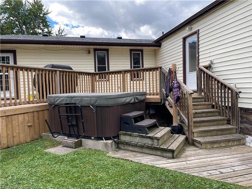 4456 Lyons Creek Road, Niagara Falls, ON - Outdoor With Deck Patio Veranda With Exterior