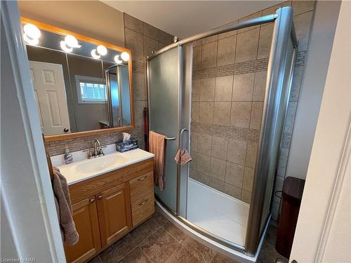 4456 Lyons Creek Road, Niagara Falls, ON - Indoor Photo Showing Bathroom