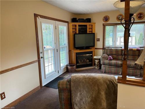 4456 Lyons Creek Road, Niagara Falls, ON - Indoor Photo Showing Living Room With Fireplace